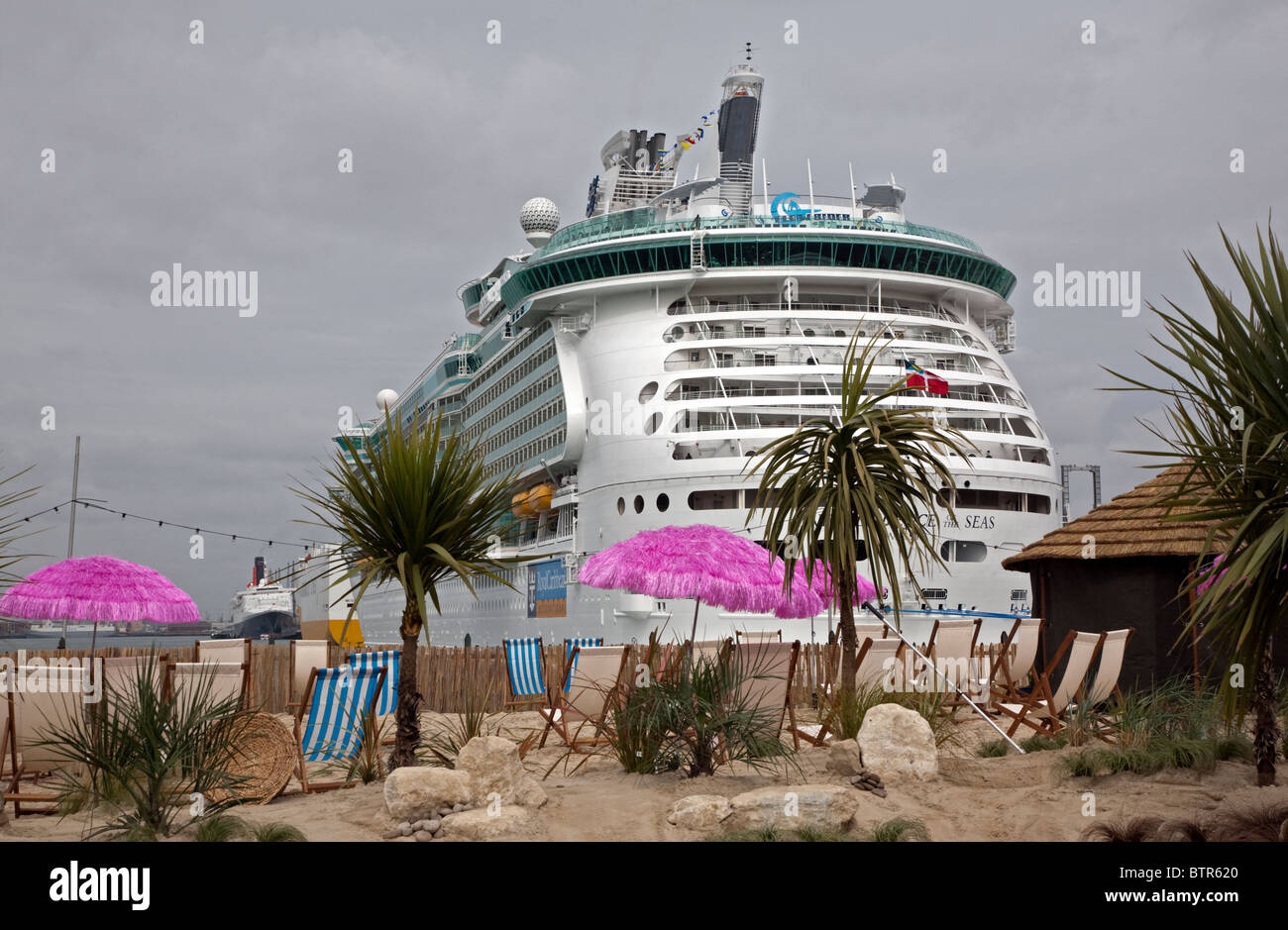 Royal Caribbean indipendenza dei mari con una promozionali Shoreside Display, acqua di Southampton, Hampshire, Inghilterra. Foto Stock