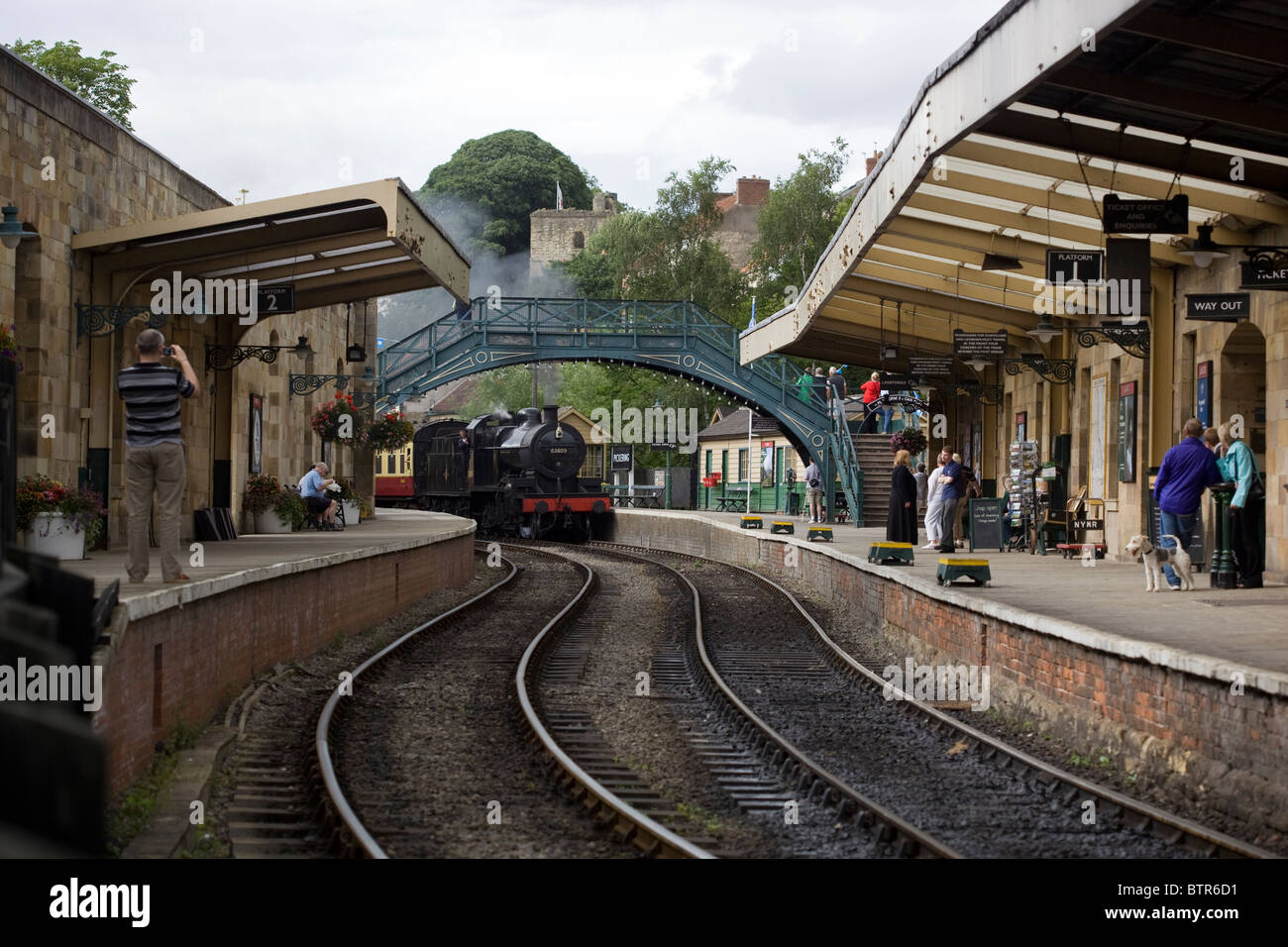 53809 treno a vapore a Pickering Stazione ferroviaria North Yorkshire Moors England Regno Unito Foto Stock