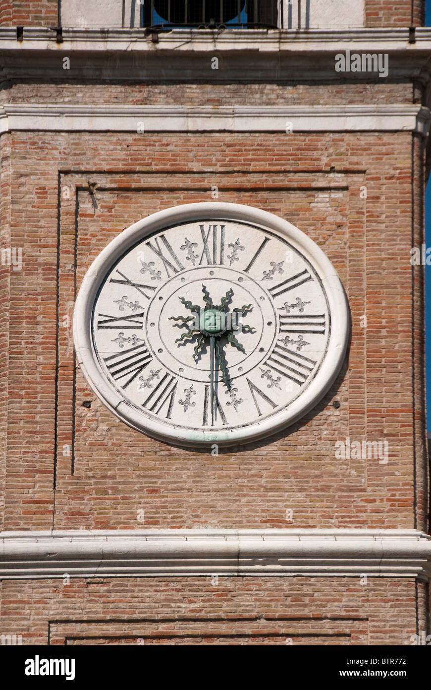 Orologio in Piazza Cavour, Rimini, Emilia Romagna, Italia Foto stock - Alamy