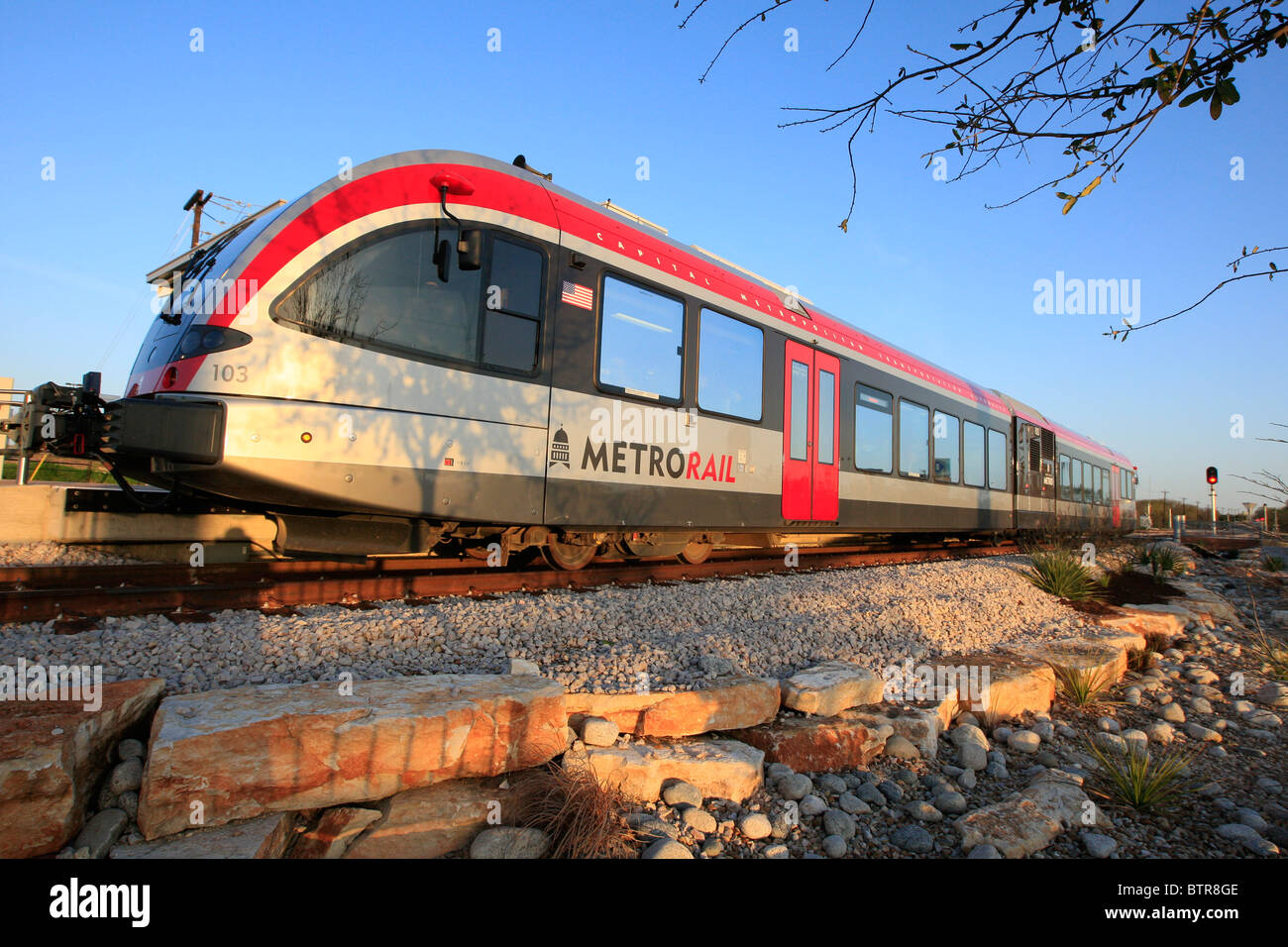 " Commuter " Treno della Ferrovia e auto roll lungo la linea rossa verso il centro di Austin, Texas, durante la mattina i pendolari Foto Stock