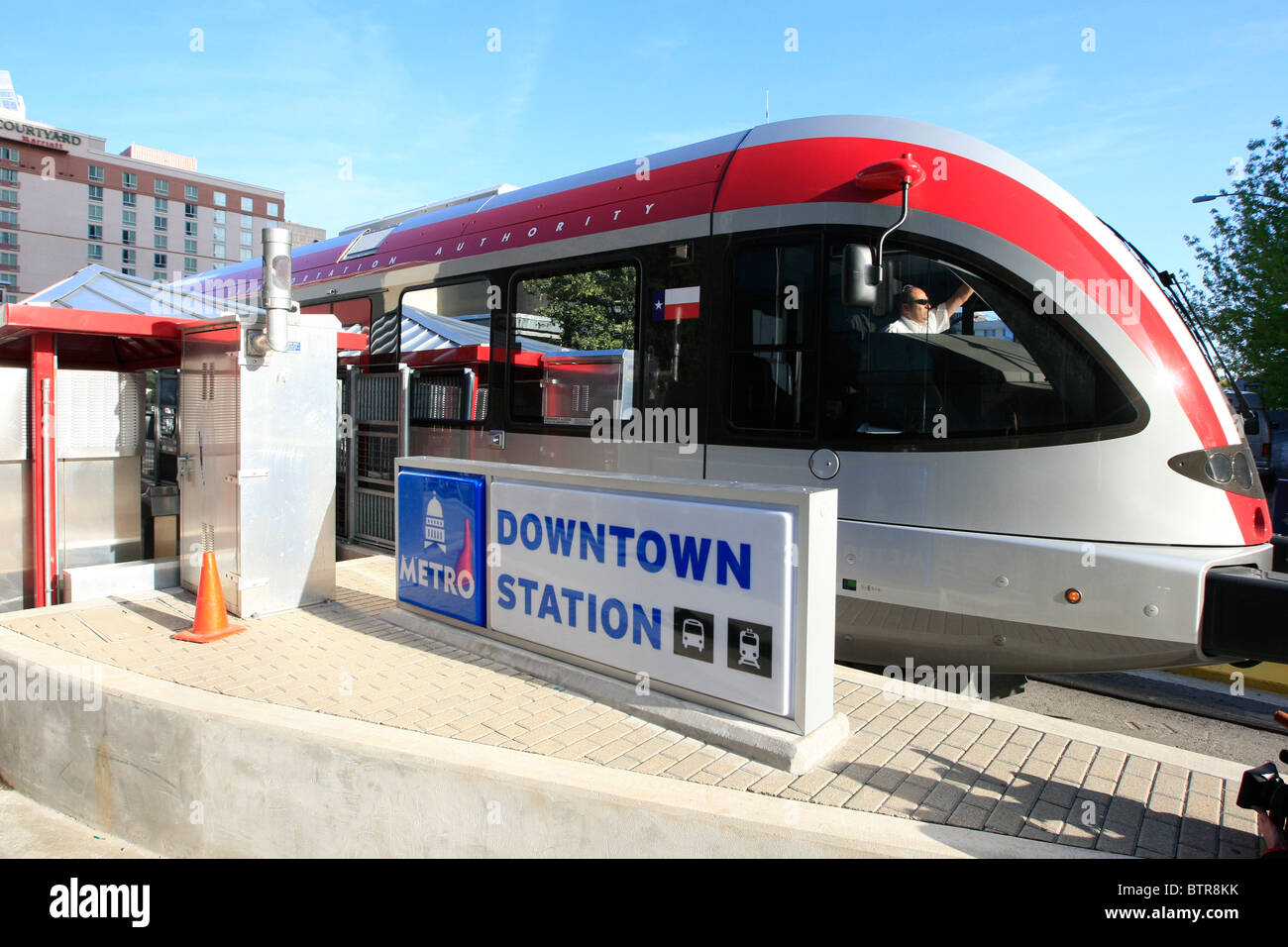 Ferroviario pendolare rotoli di auto nel centro di Austin, Texas, stazione Foto Stock