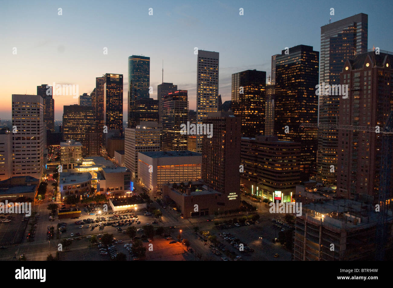 La Houston Downtown skyline guardando ad ovest dal sedicesimo piano dell'Hyatt Hotel Foto Stock