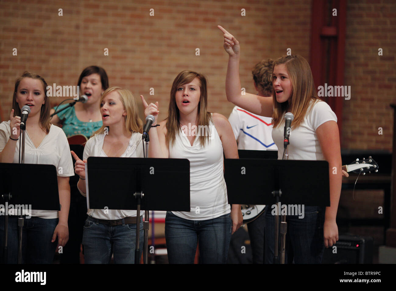 Quattro di alta scuola ragazze cantare il canto durante gli studenti-led al servizio di San Martino la chiesa luterana di Austin in Texas Foto Stock