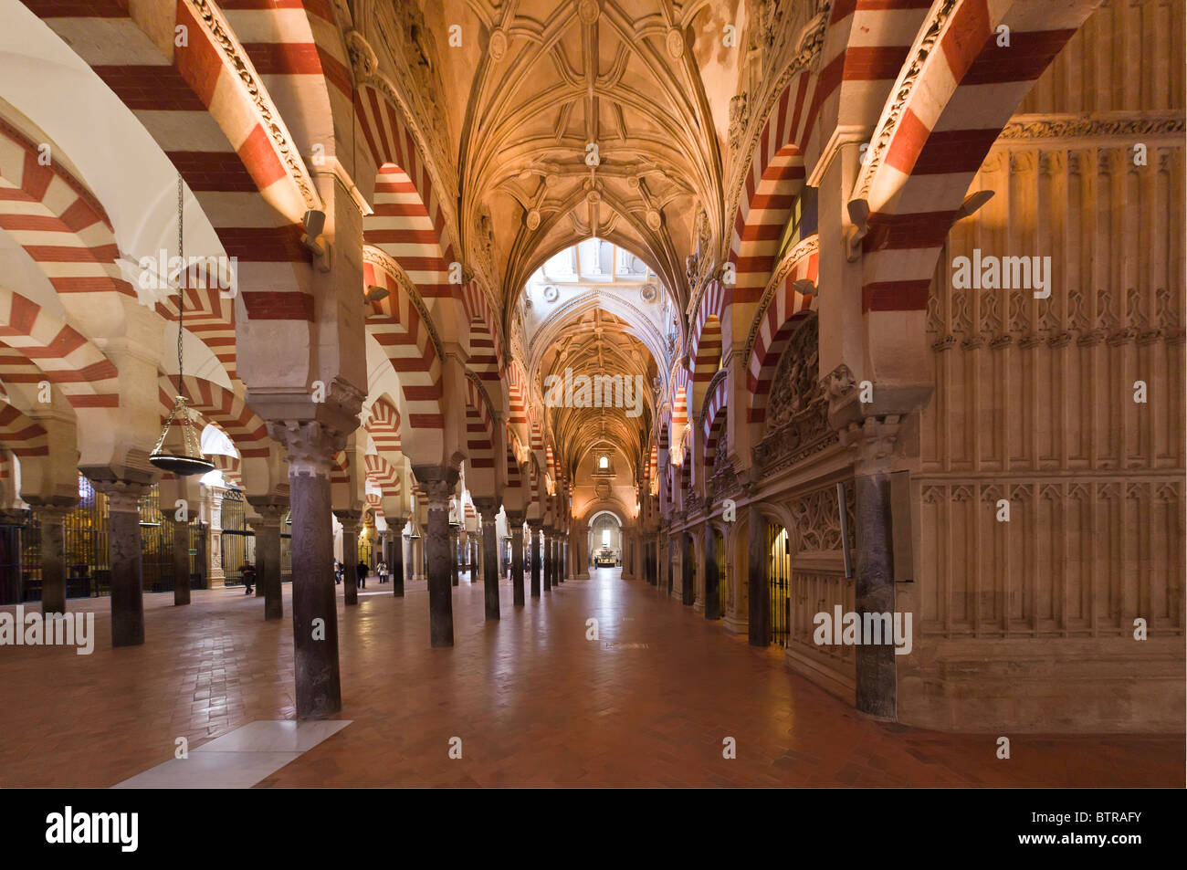 Vista della cattedrale che mostra il soffitto cristiana che scaturisce dall'originale in stile moresco di muratura. Foto Stock