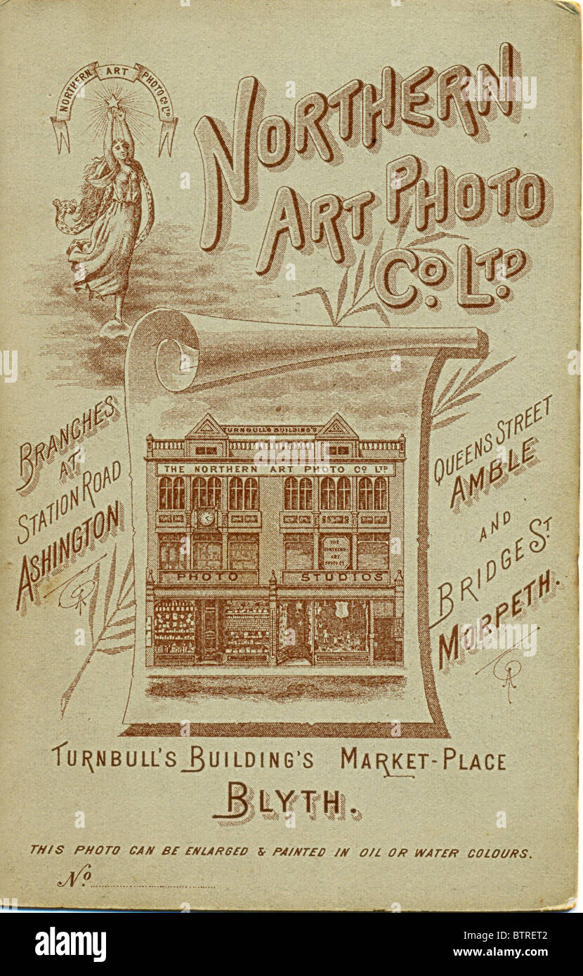 Fotografia del cabinet sul retro che mostra la facciata del negozio di The Northern Art Photo co Ltd, Blyth, [Northumberland] Foto Stock