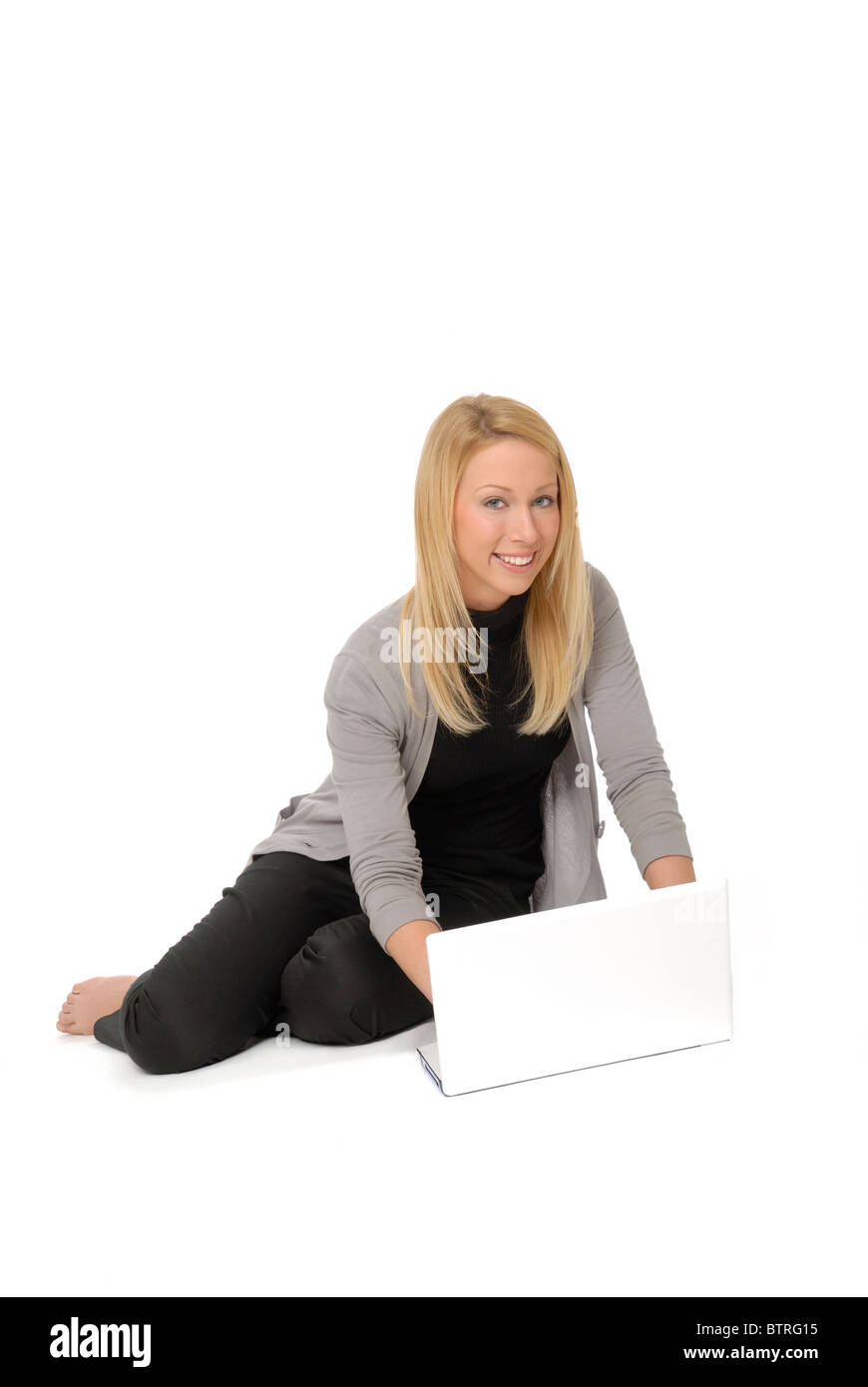 Giovane donna che utilizza un computer portatile. Foto Stock
