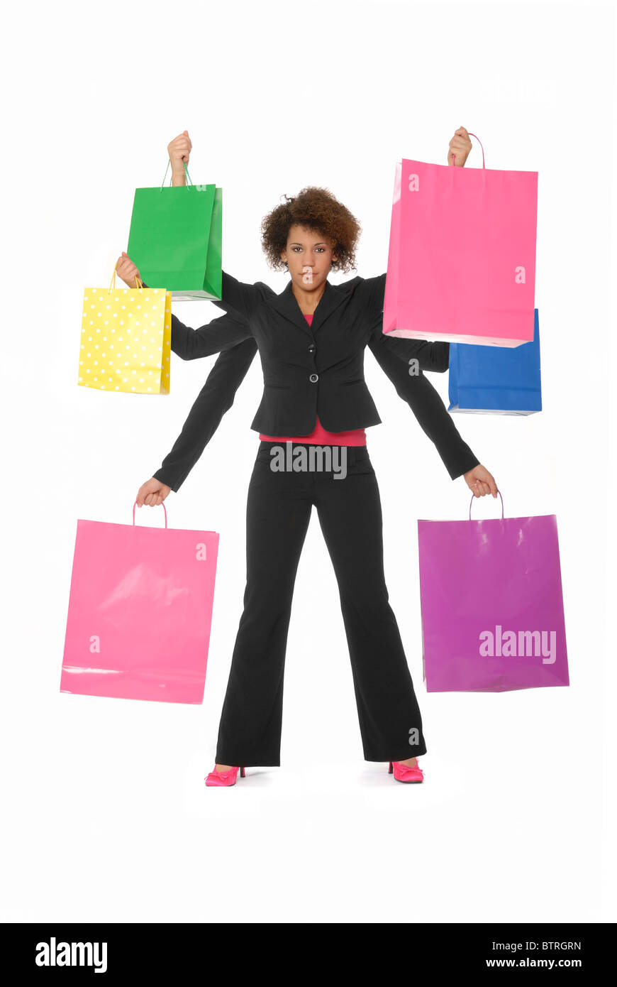 Giovane donna come dea shopping, tenendo molte borse nel suo a bracci multipli. Foto Stock