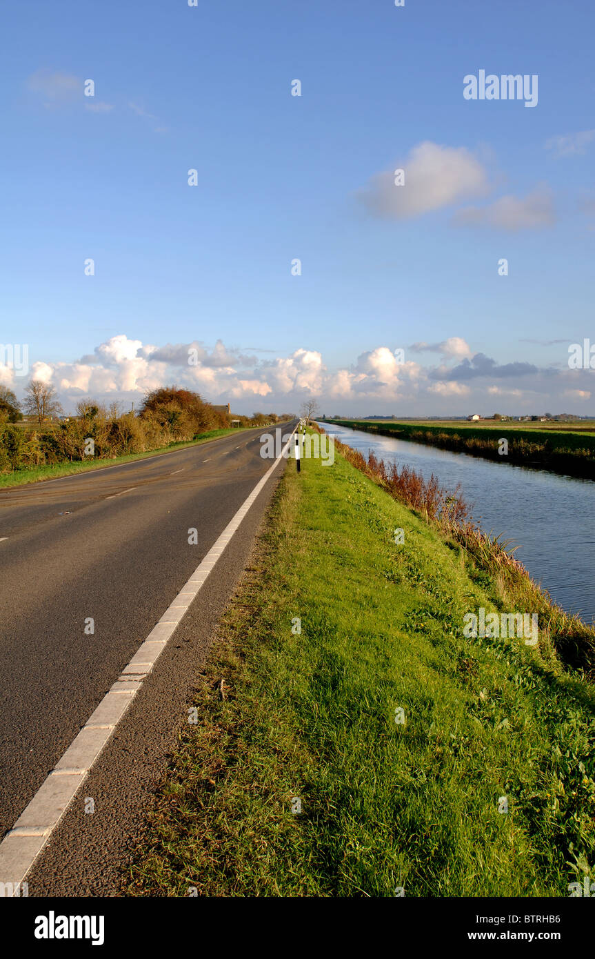 Strada accanto ai quaranta piedi vicino pozzo Benwick, Cambridgeshire, England, Regno Unito Foto Stock