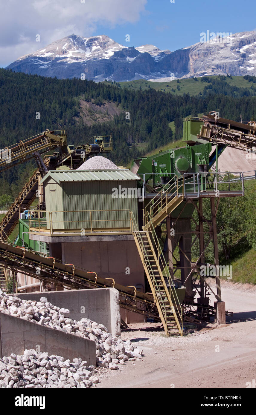 Rock impianto di estrazione nei pressi di Armentarola, Dolomiti, Italia Foto Stock