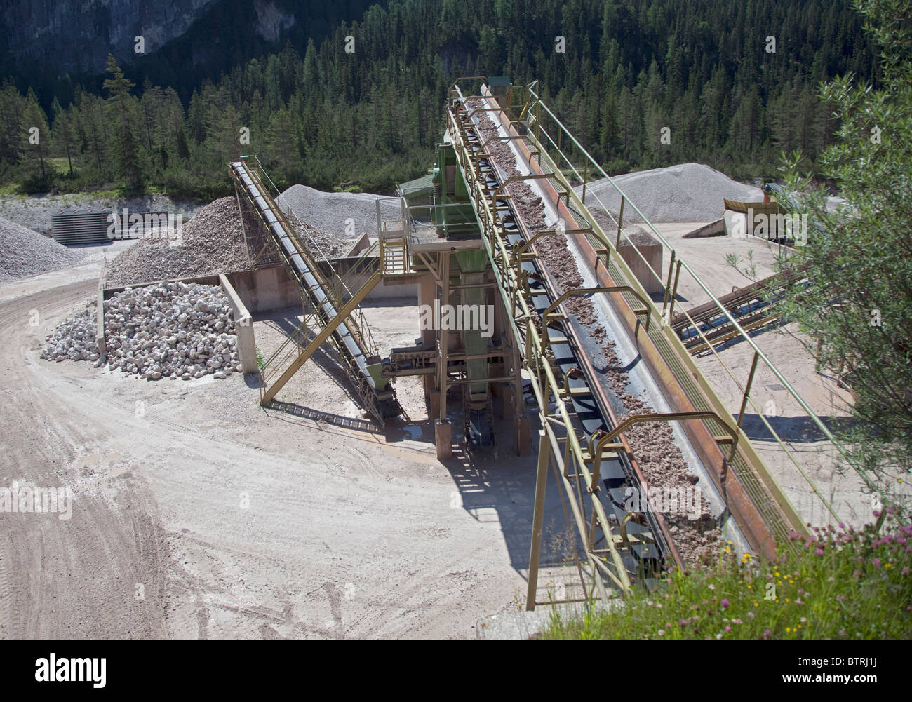 Rock impianto di estrazione nei pressi di Armentarola, Dolomiti, Italia Foto Stock