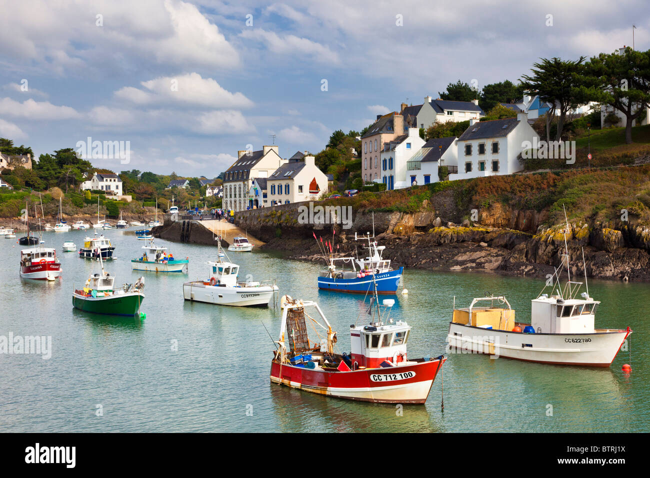 Finistere, Bretagna, Francia - piccole barche da pesca nel porto del villaggio di Doelan Foto Stock