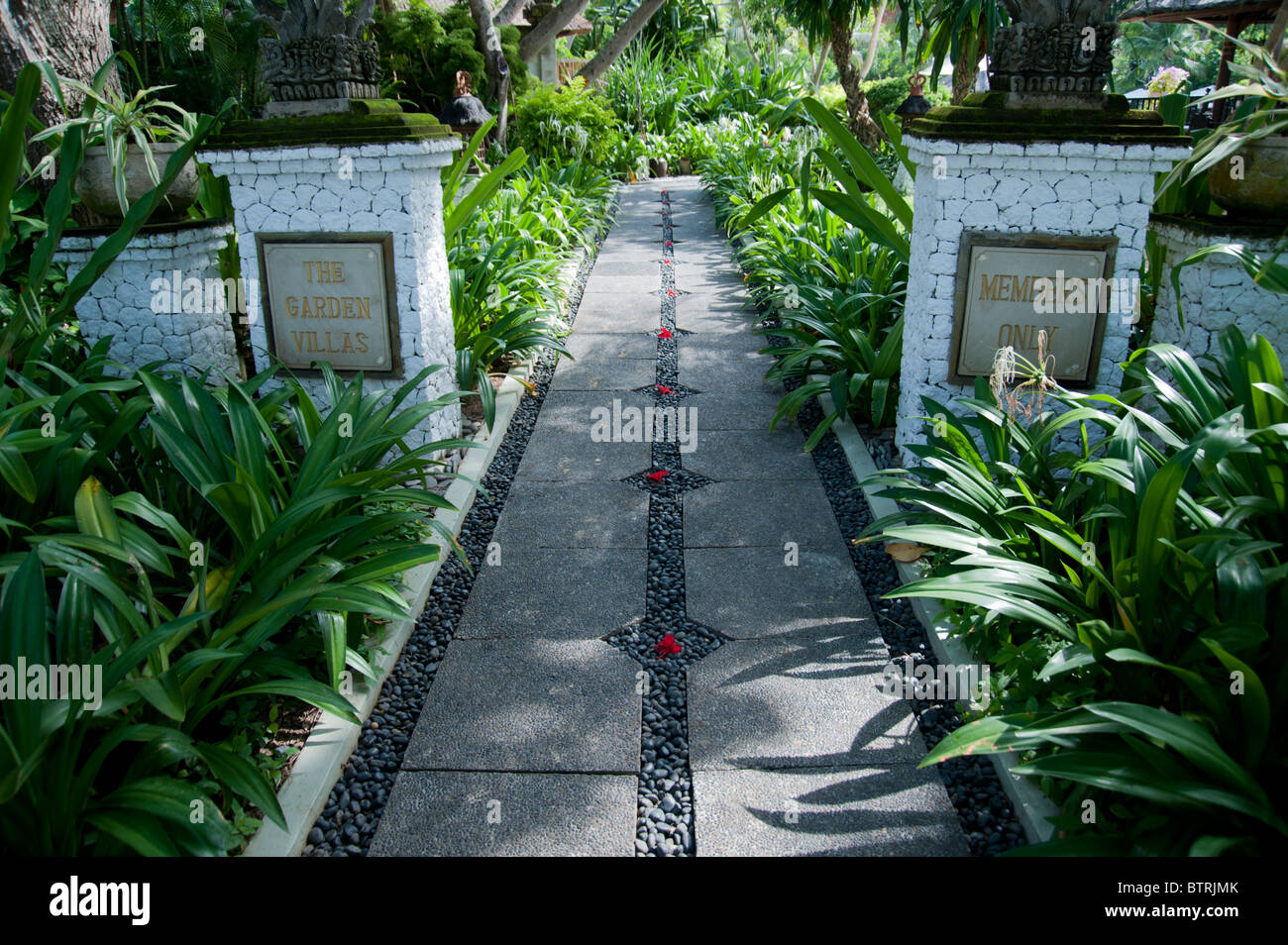 Ingresso ai giardini delle ville giardino al Melia Hotel di Bali Nusa Dua Bali Indonesia Foto Stock