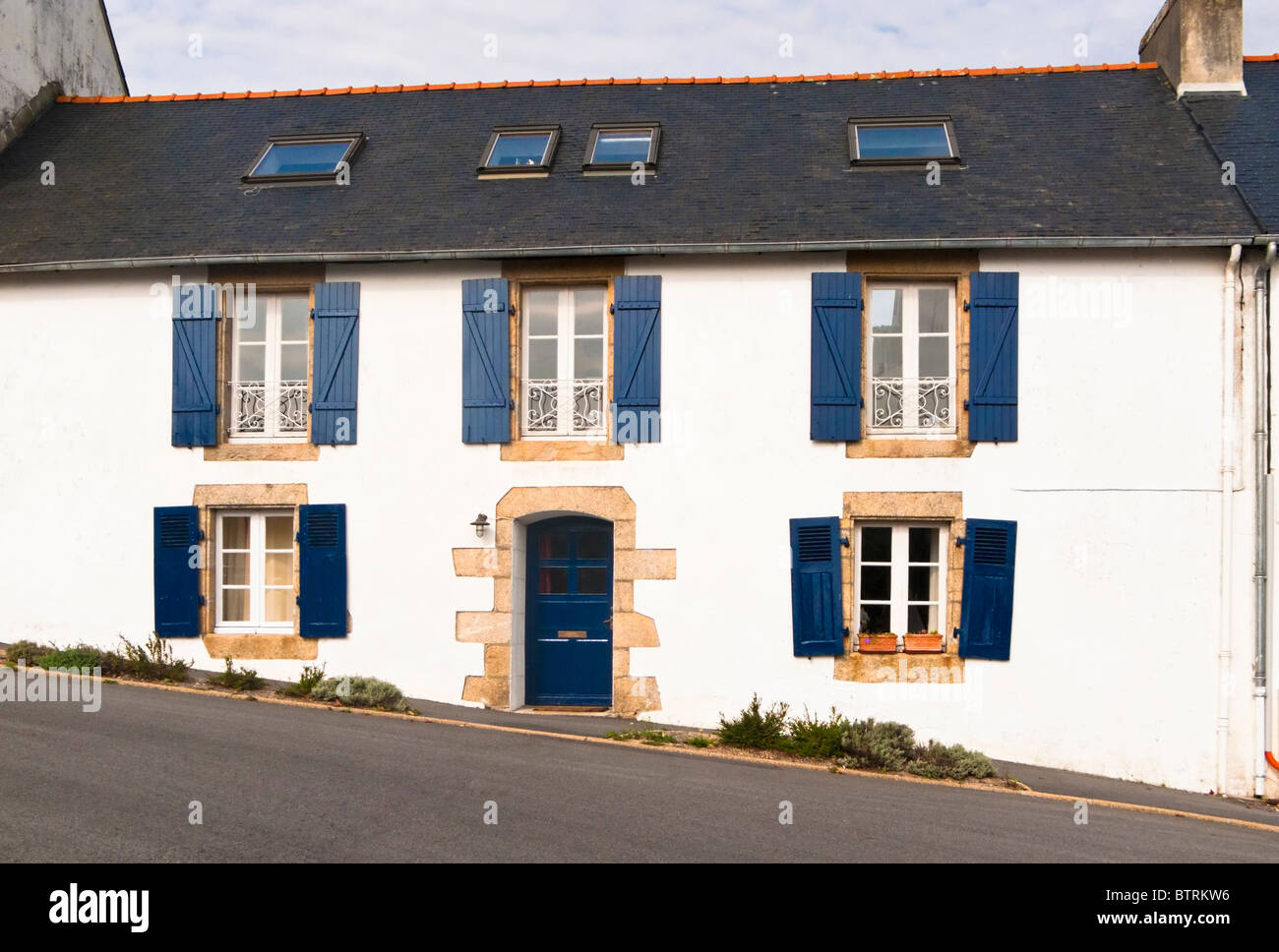 Tipica casa francese con tapparelle su una collina in Doelan, Finisterre, Bretagna, Francia, Europa Foto Stock