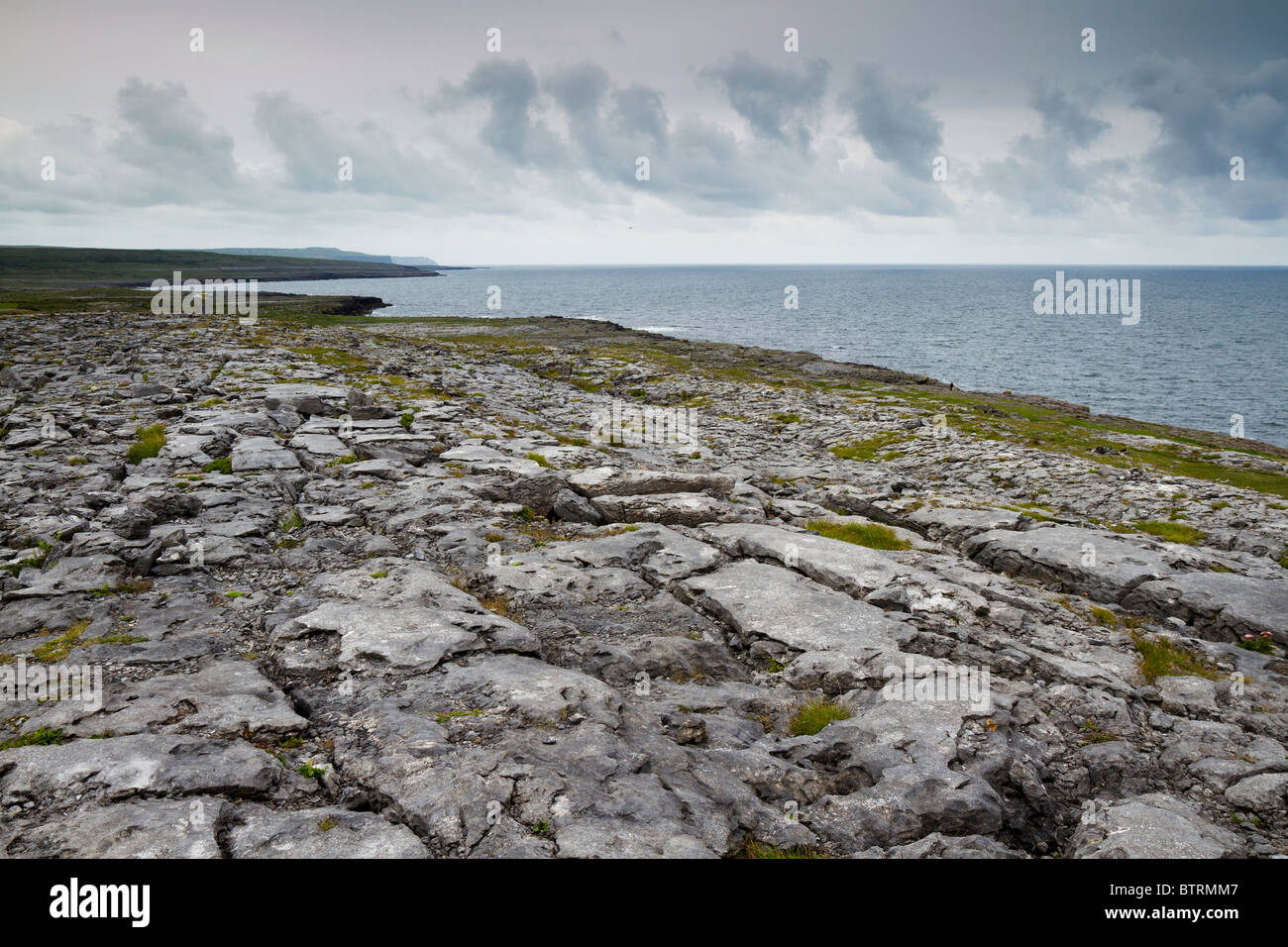 Paesaggio carsico del Burren, County Clare, guardando ad ovest fuori all'Oceano Atlantico Foto Stock