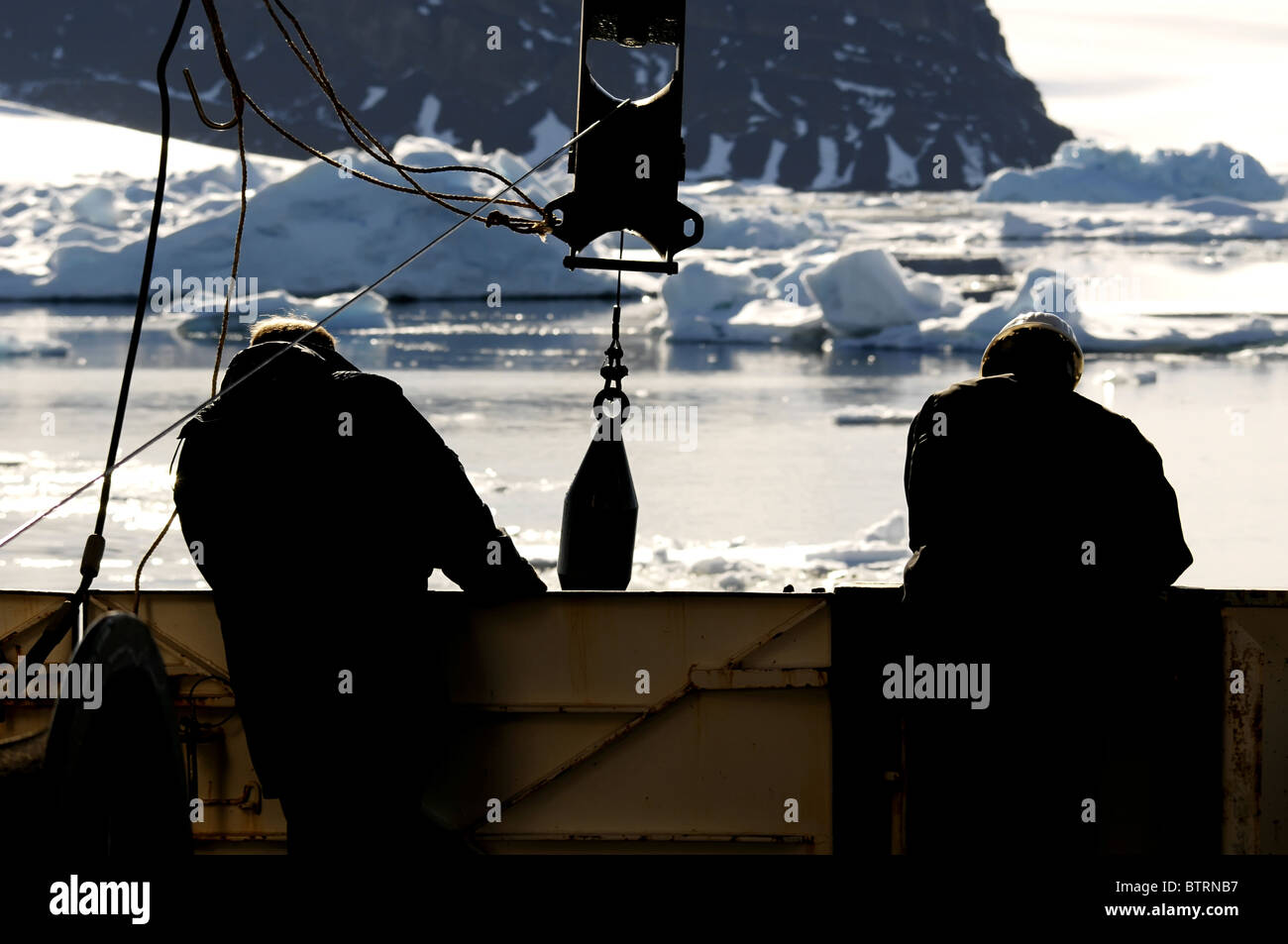 Due lavoratori su una nave di ricerca in Antartide Foto Stock