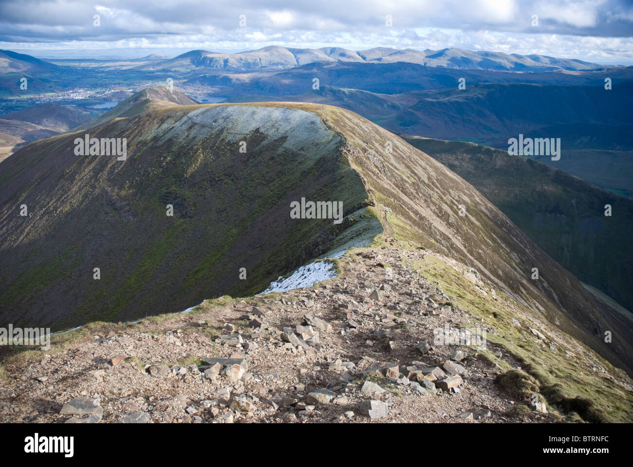 Vista dalla collina rupe verso la vela sul ferro di cavallo Coledale, Lake District, Cumbria Foto Stock