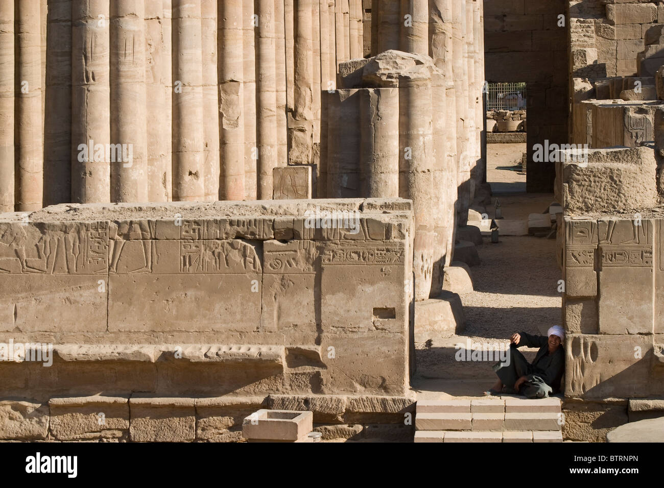 Egiziano vecchio uomo seduto nel tempio di Luxor Luxor Egitto. Foto Stock