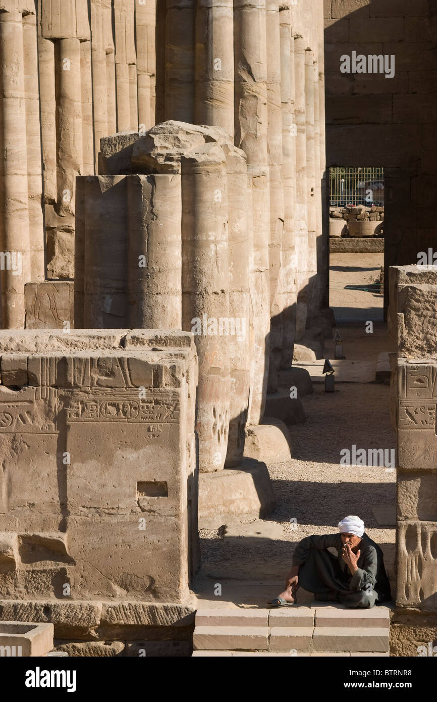 Egiziano vecchio uomo seduto nel tempio di Luxor Luxor Egitto. Foto Stock
