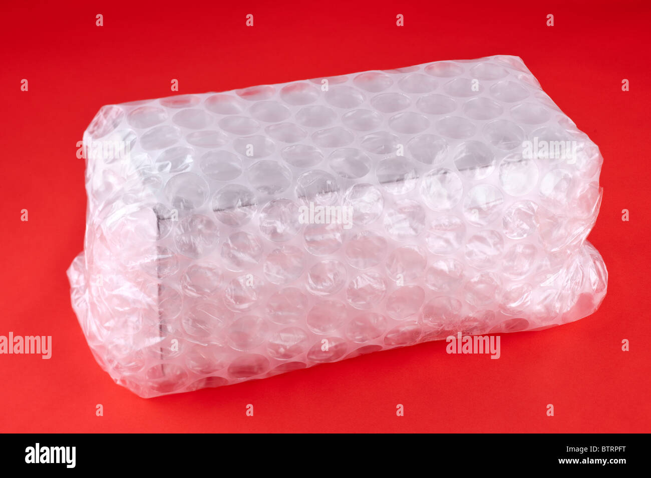 Rettangolare casella di pacchi avvolti in grandi bubblewrap Foto Stock