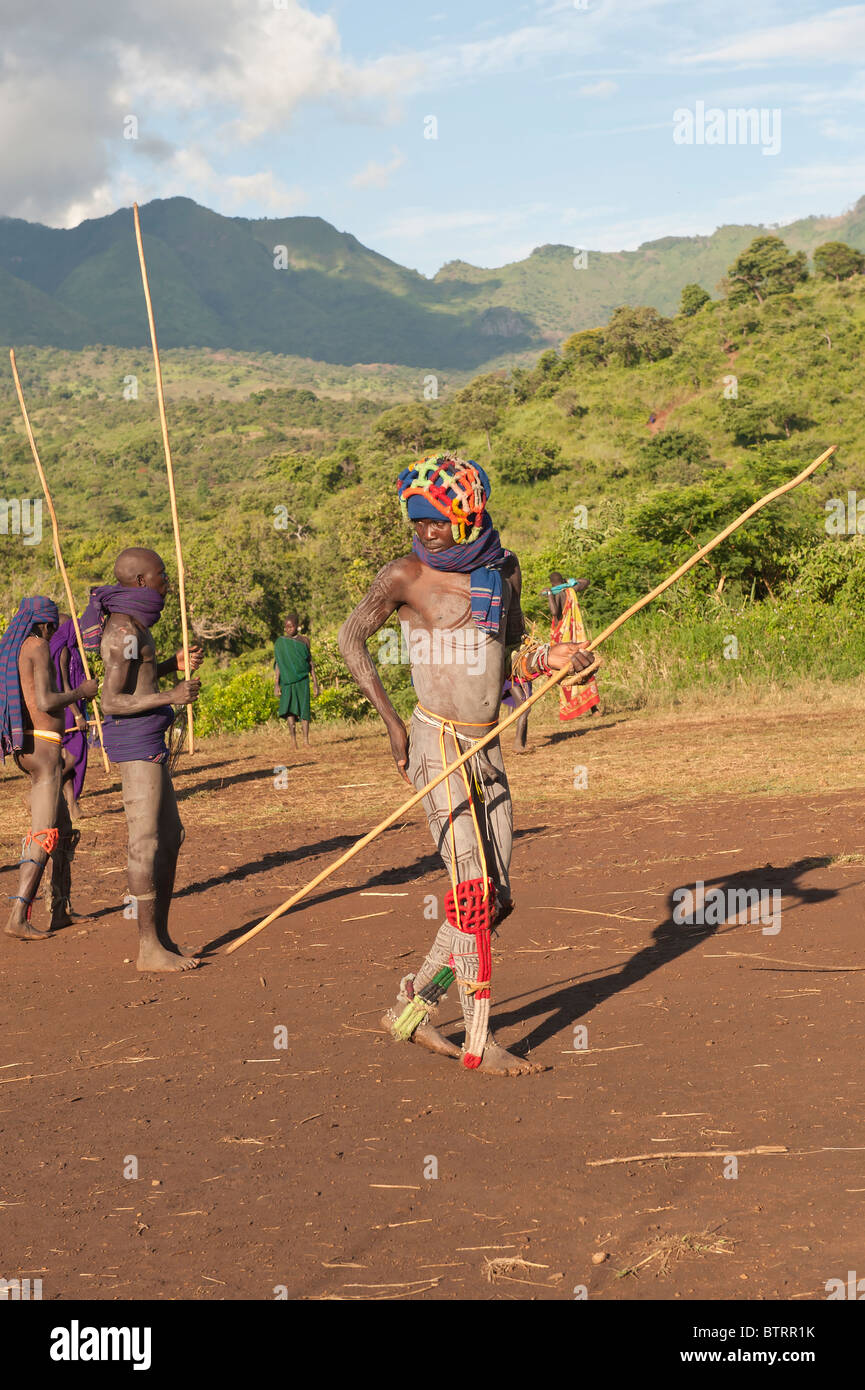 Donga stick fighters, tribù Surma, Tulgit, Omo river valley, Etiopia Foto Stock