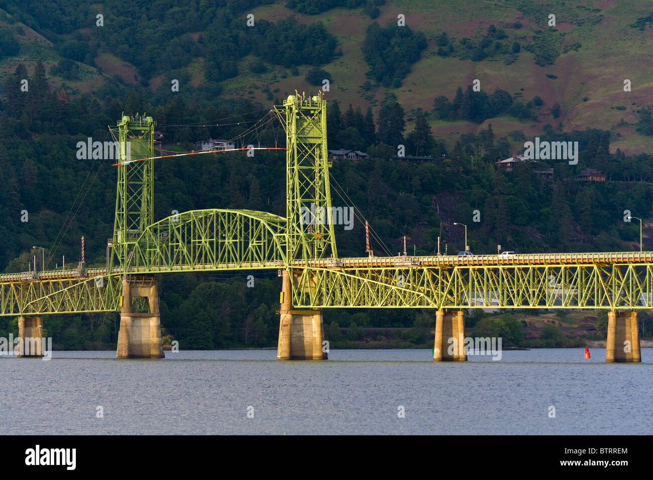 Il cofano fiume ponte costruito nel 1926 oltre il fiume Columbia in Hood River Oregon Foto Stock
