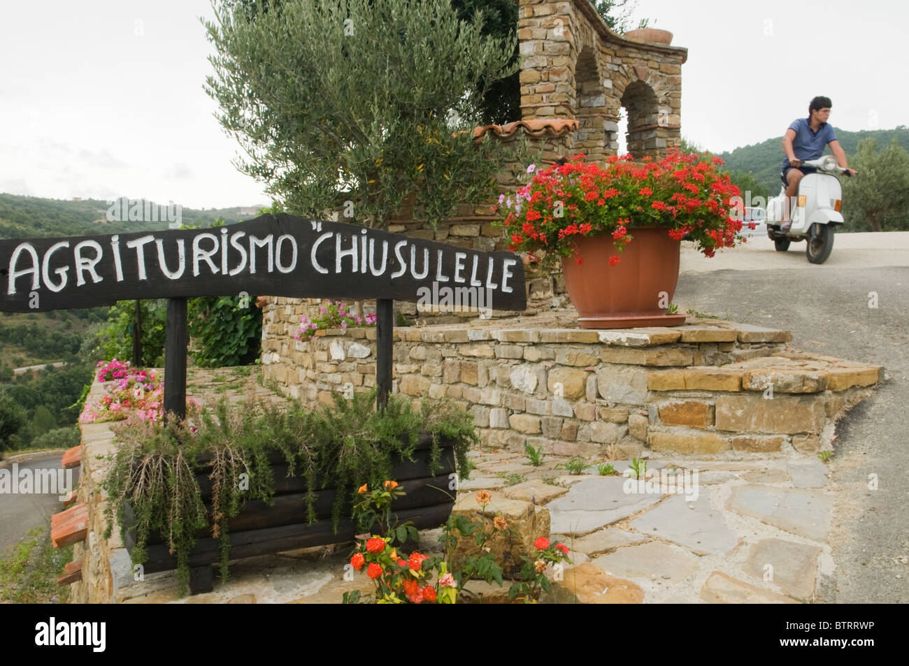 Firmare all'entrata di Agriturismo Chiusulelle, Ogliastro, Italia Meridionale Foto Stock