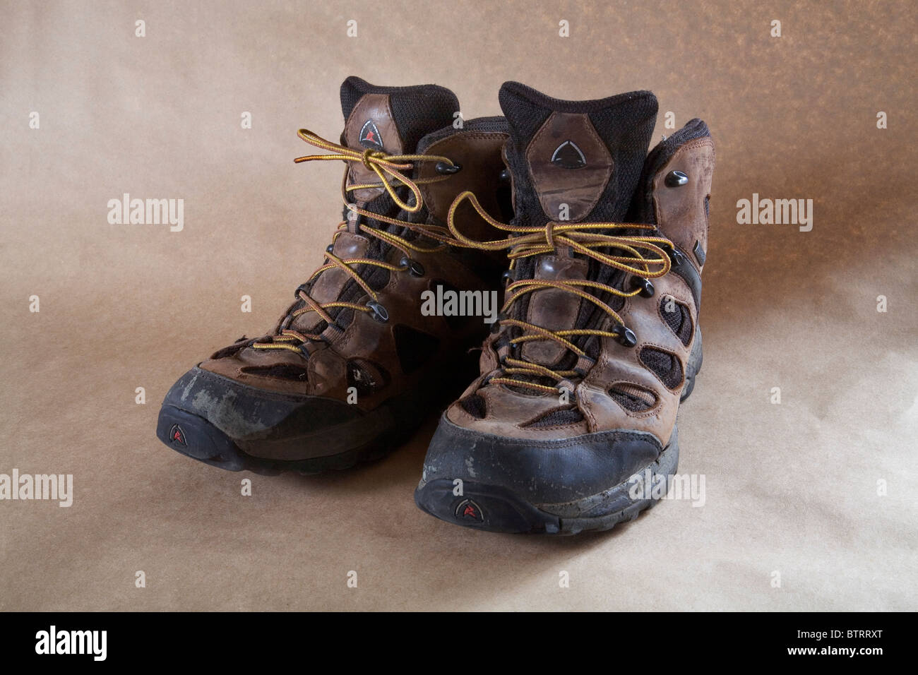Una coppia di usurati lace up scarpe da trekking. Foto Stock