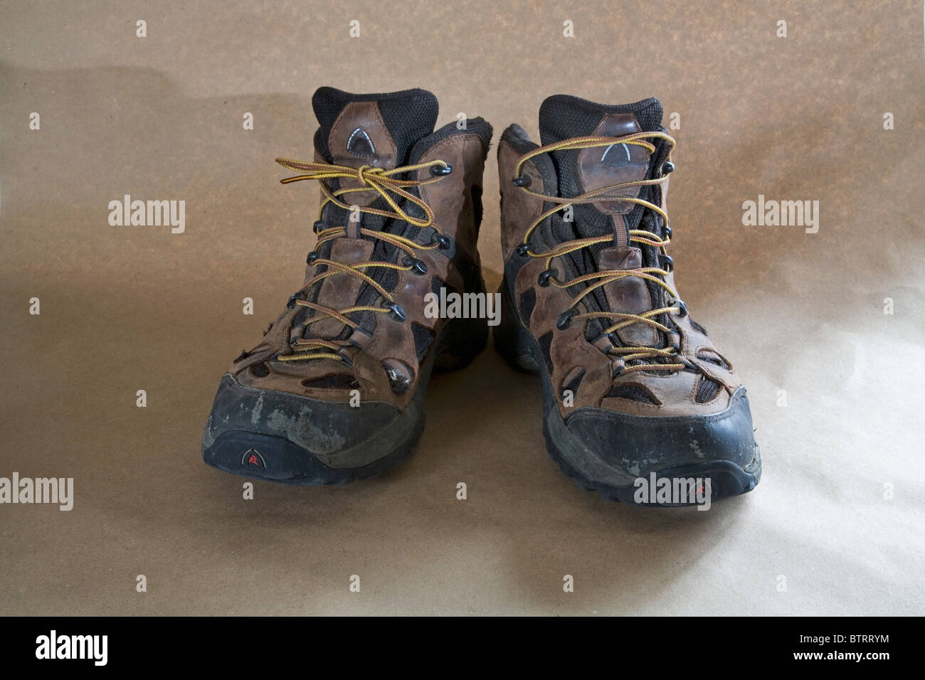 Una coppia di usurati lace up scarpe da trekking. Foto Stock