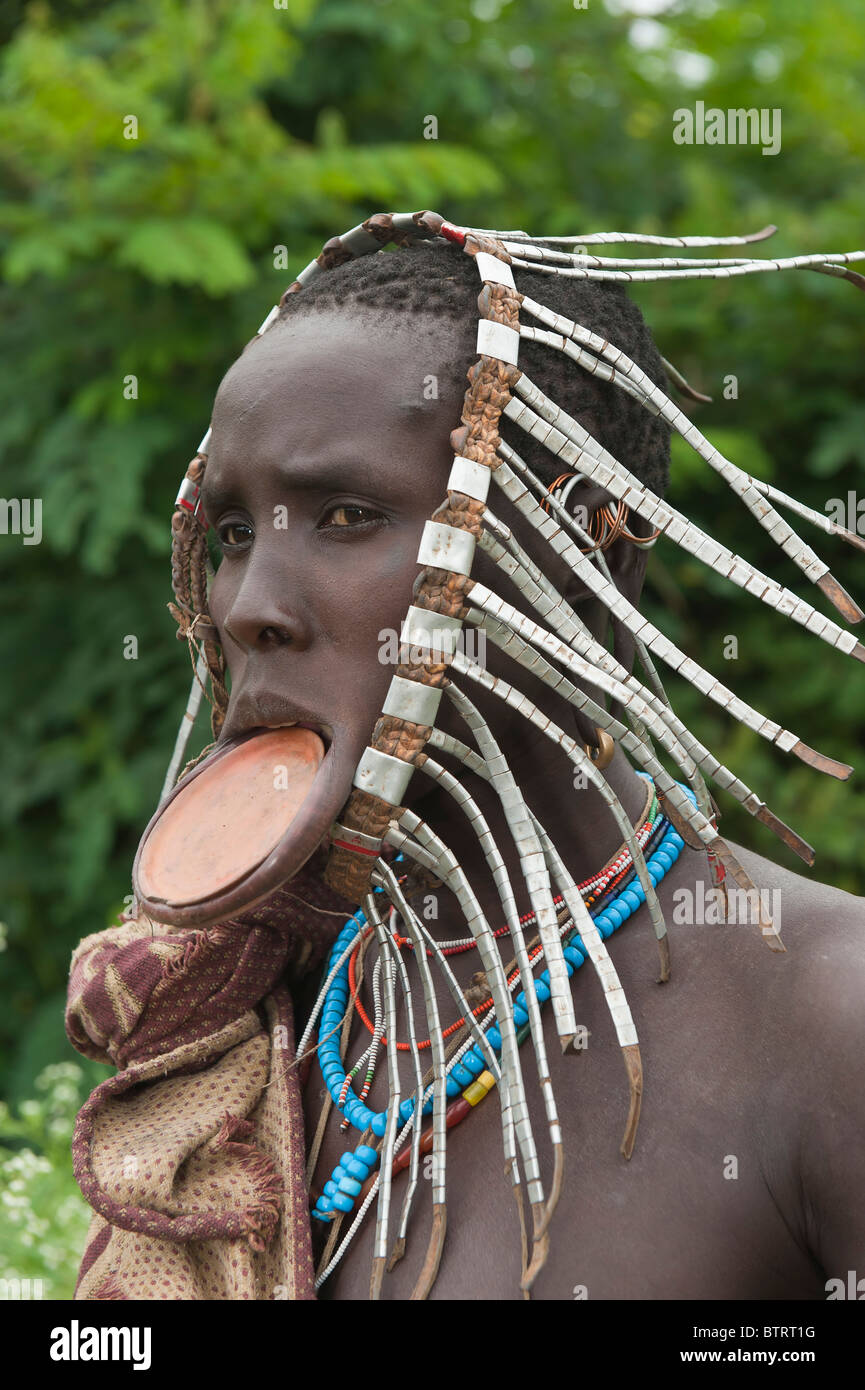 Surma donna con piastra a labbro, Tulgit, Omo River Valley, Etiopia Foto Stock