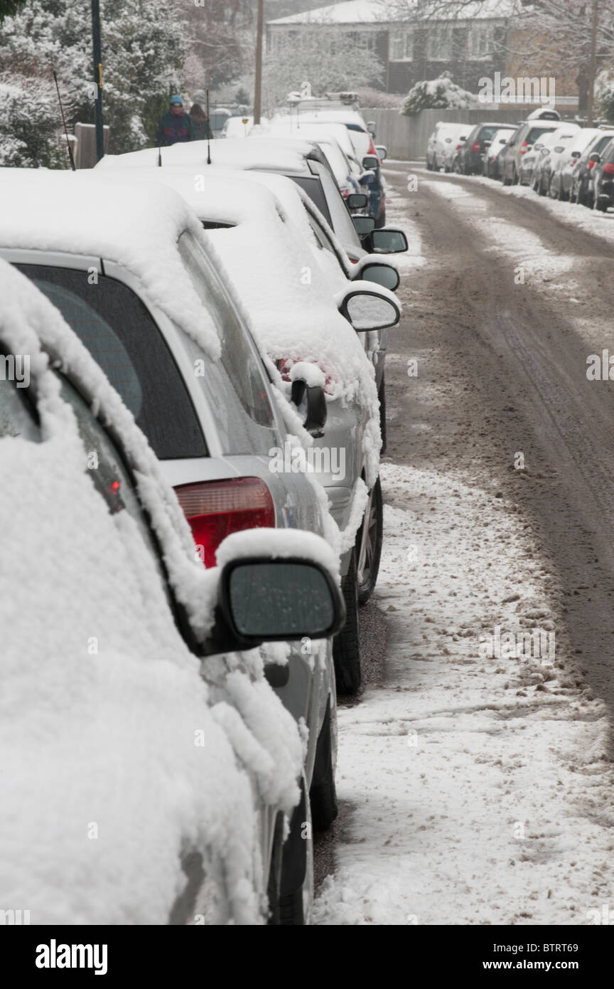 In inverno la neve copre auto parcheggiata in una strada residenziale. Foto Stock