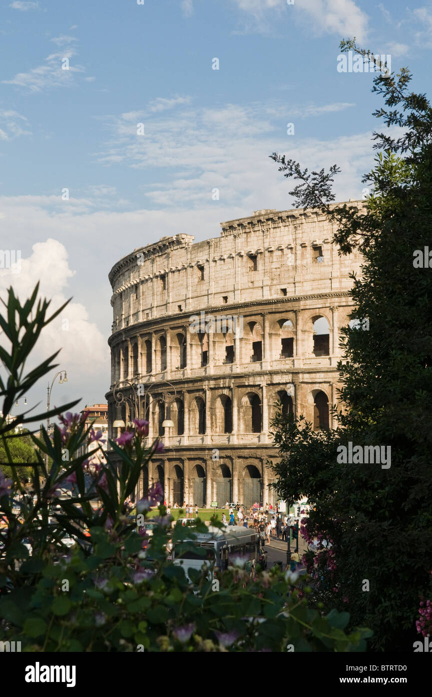 Il Colosseo come visto da via dei Fori Imperiali Foto Stock