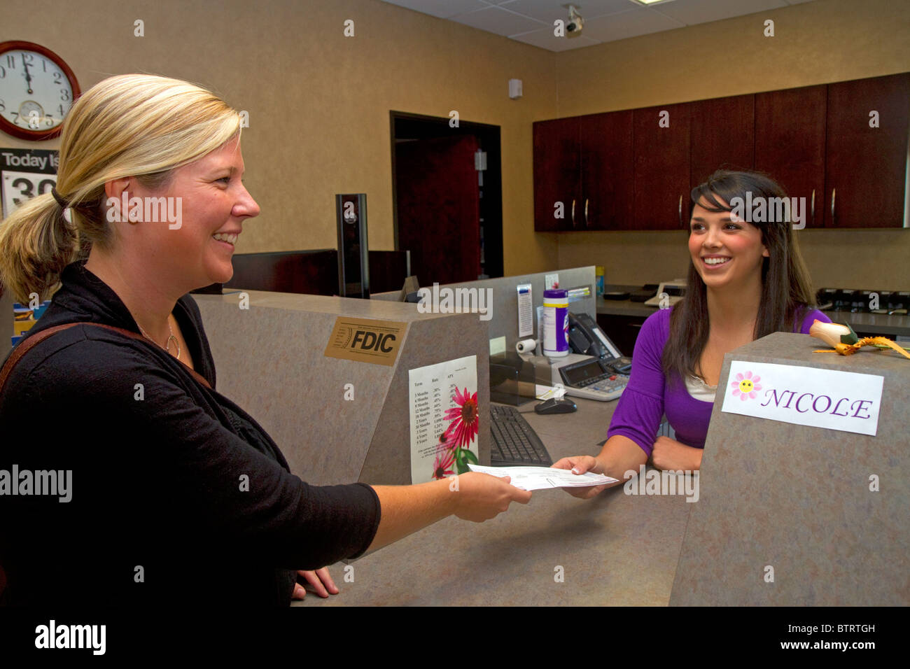 Donna fare un deposito bancario a Boise, Idaho, Stati Uniti d'America. Signor Foto Stock