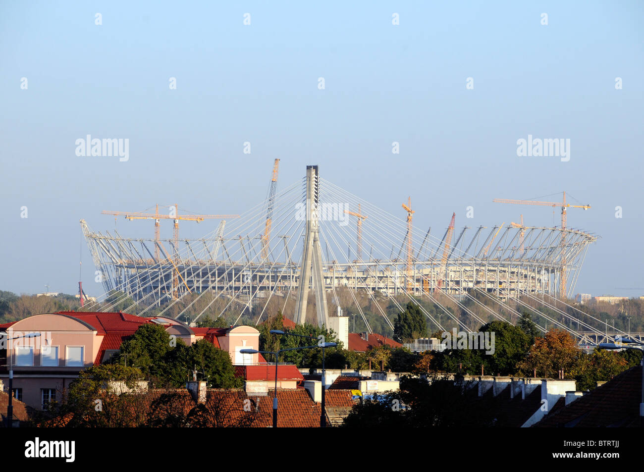 Lavorare sui progressi per Varsavia stadio principale che deve essere pronta per il 2012 il campionato europeo di calcio Foto Stock