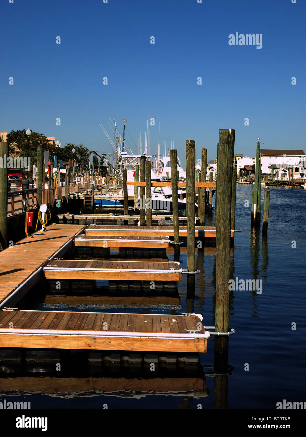 Imbarcadero docks scivola outdoor marina con pali di legno oceano rampe Foto Stock