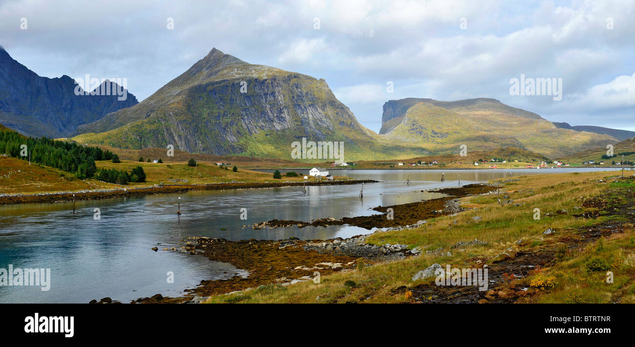 Stretto canale tra Flakstad e Moskenes nelle isole Lofoten, a nord della Norvegia. Foto Stock