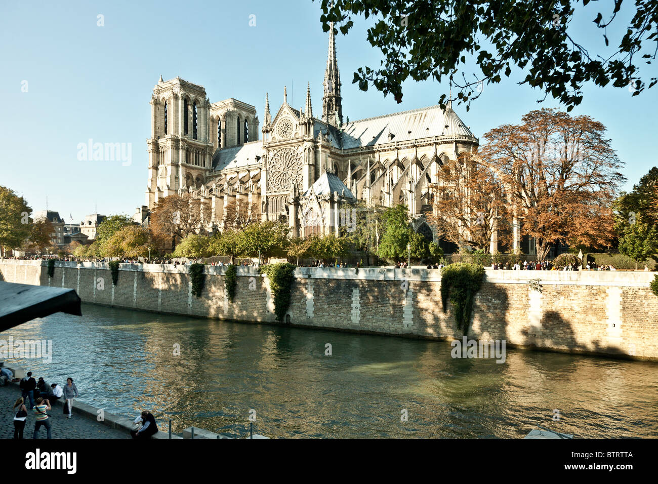 Il lato del sud di Notre Dame de Paris mostra cattedrale intatta prima 2019 fire con grande 13 C. rosone del transetto e archi rampanti sopra fiume Senna Foto Stock