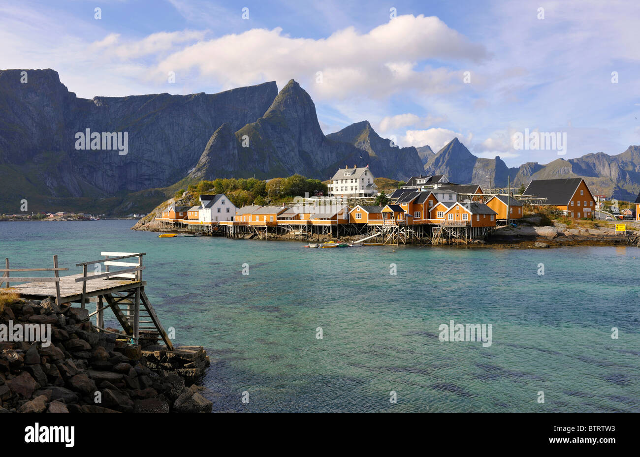 Rorbu, Fisherman's cabine, a Sakrisoy nei vicino a Reine, Moskenes, isole Lofoten, a nord della Norvegia Foto Stock