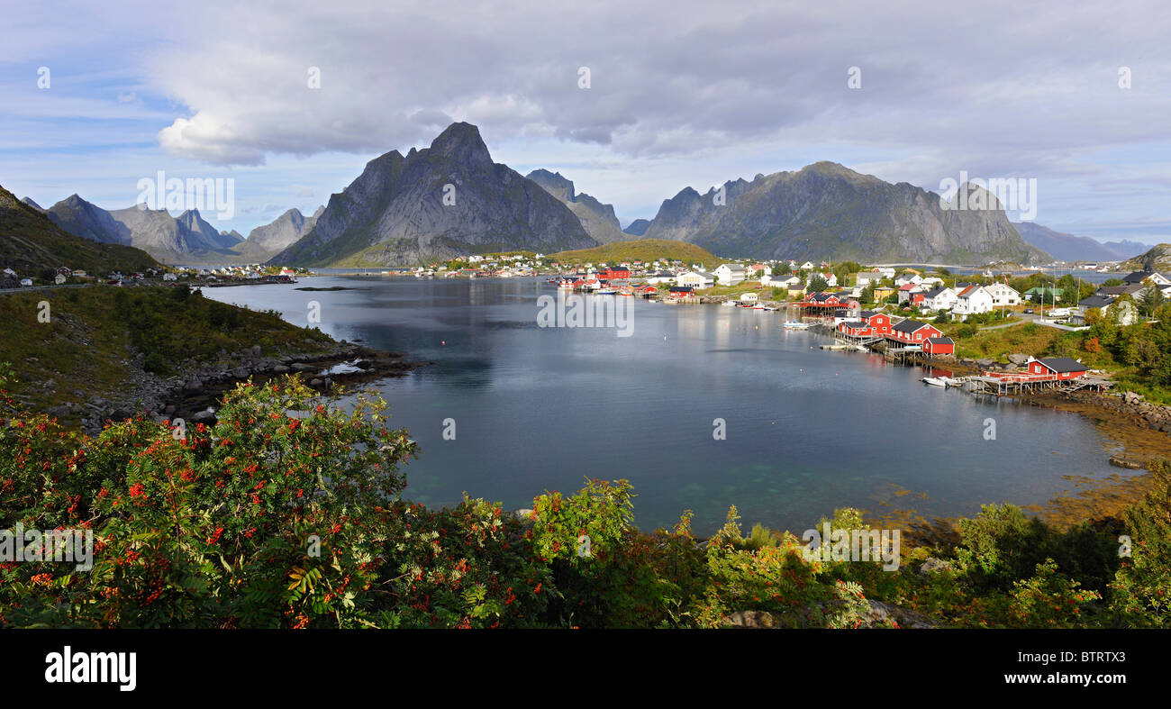 Il villaggio di pescatori di Reine in Moskenes, isole Lofoten, a nord della Norvegia Foto Stock