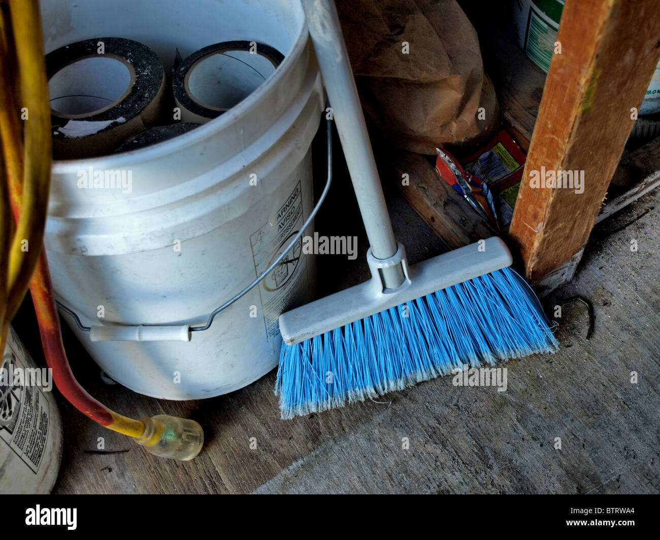Strumenti di costruzione della benna scopa blu nastro flessibile elettrico Foto Stock