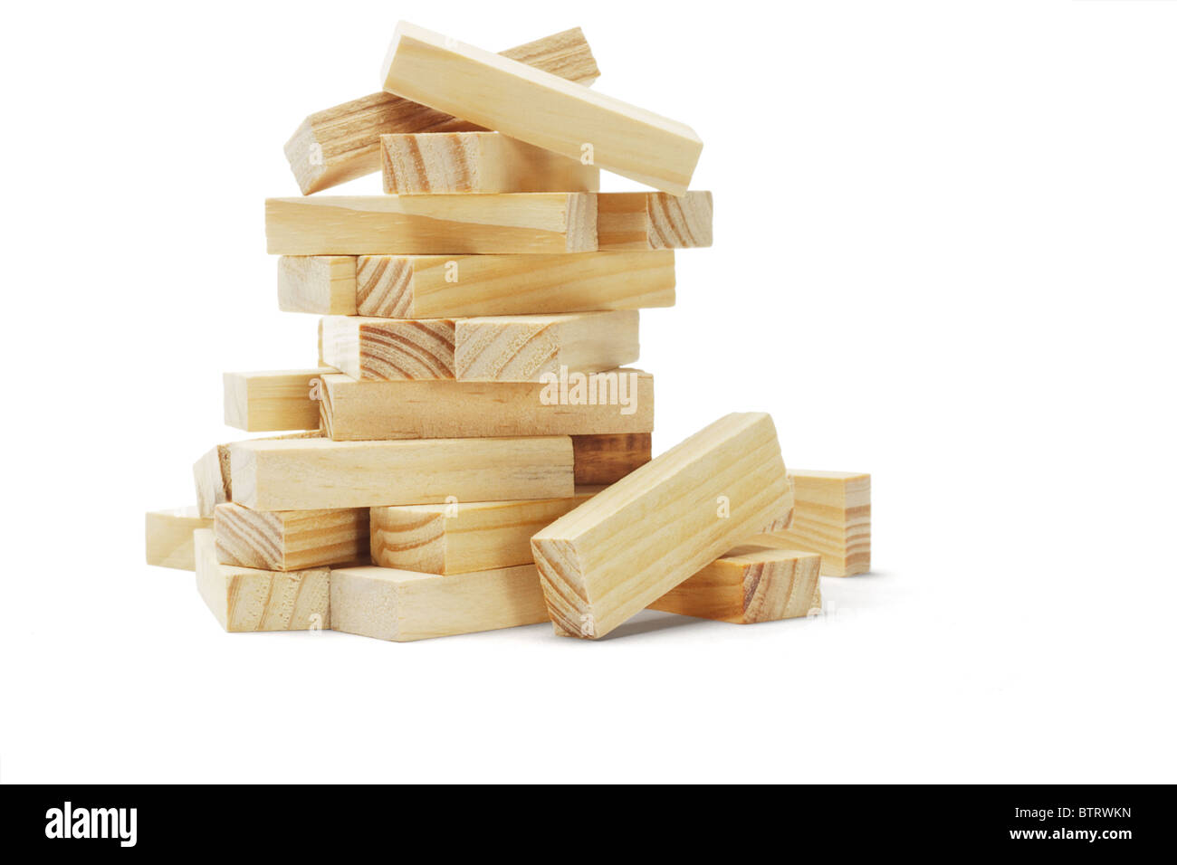 Pila di blocchi di legno su sfondo bianco Foto Stock