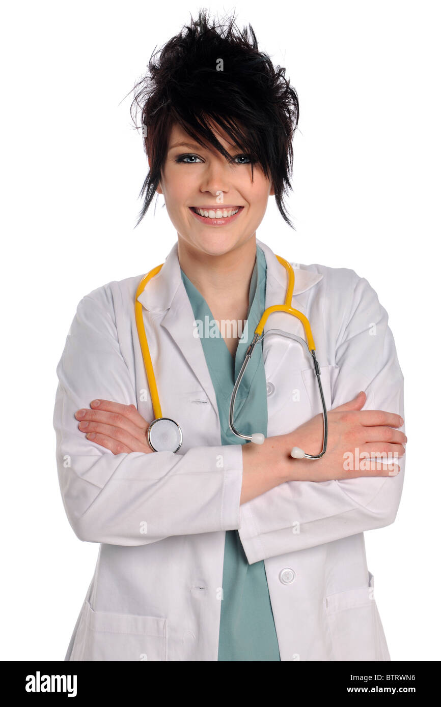 Giovani donne medico con le braccia incrociate sorridente su sfondo bianco Foto Stock