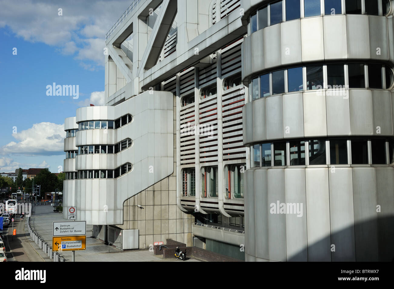 Il Centro Congressi Internazionale (ICC), Berlino, Germania, vista dalla passerella tra lo spazio espositivo e l'ICC. Foto Stock