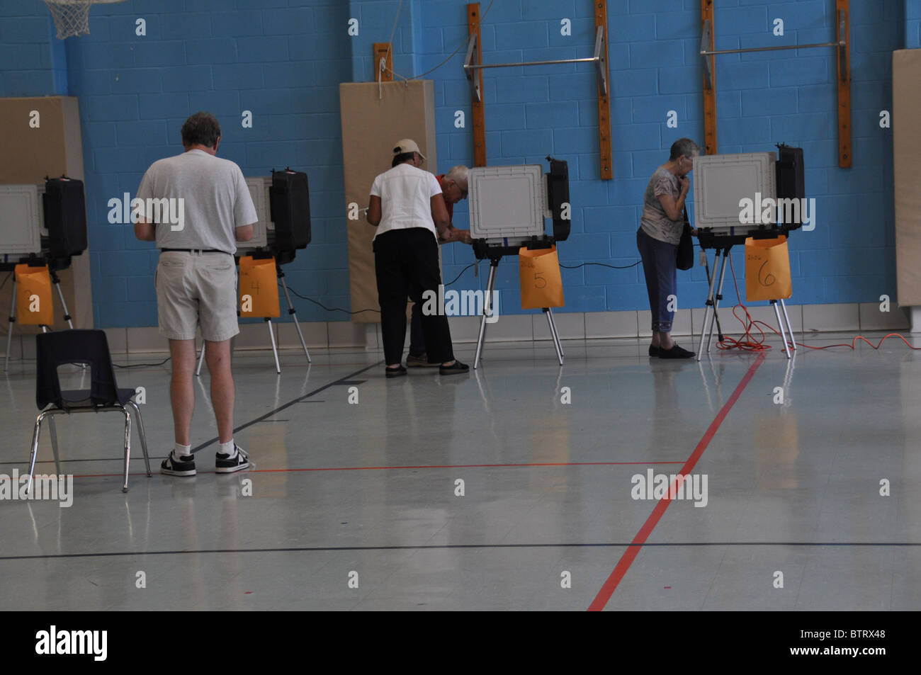 Alcuni elettori facendo il loro dovere patriottico voto in Greenbelt.Maryland USA Foto Stock