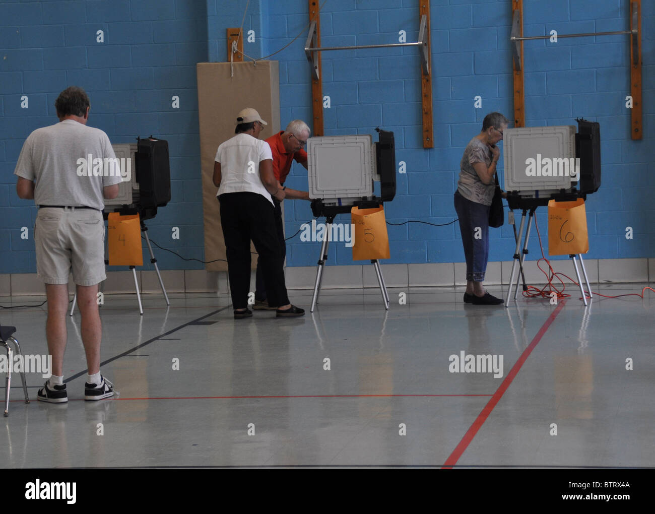 Alcuni elettori facendo il loro dovere patriottico voto in Greenbelt.Maryland USA Foto Stock