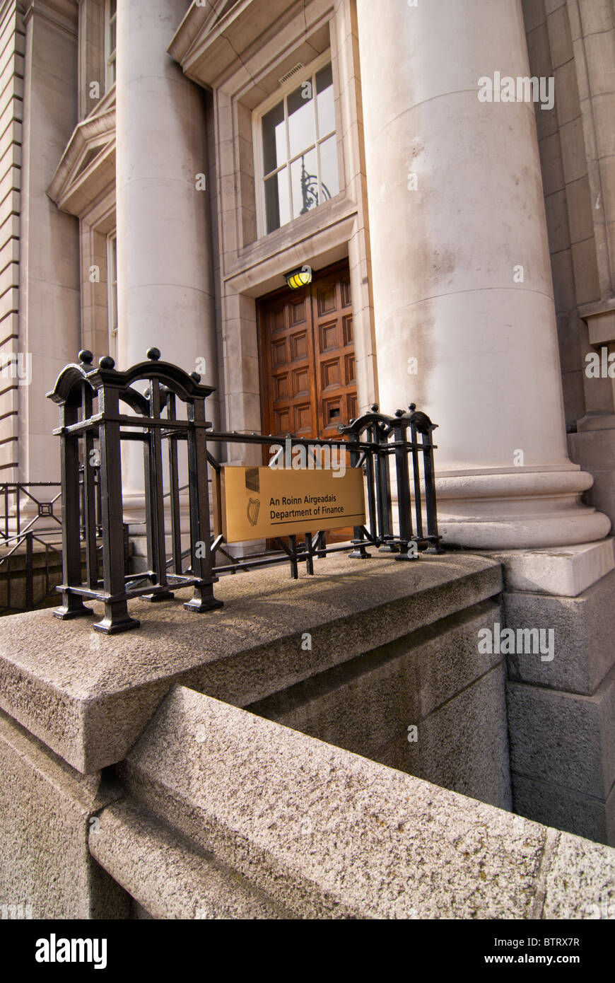 L'ingresso al Dipartimento delle finanze a Dublino, Irlanda. Foto Stock