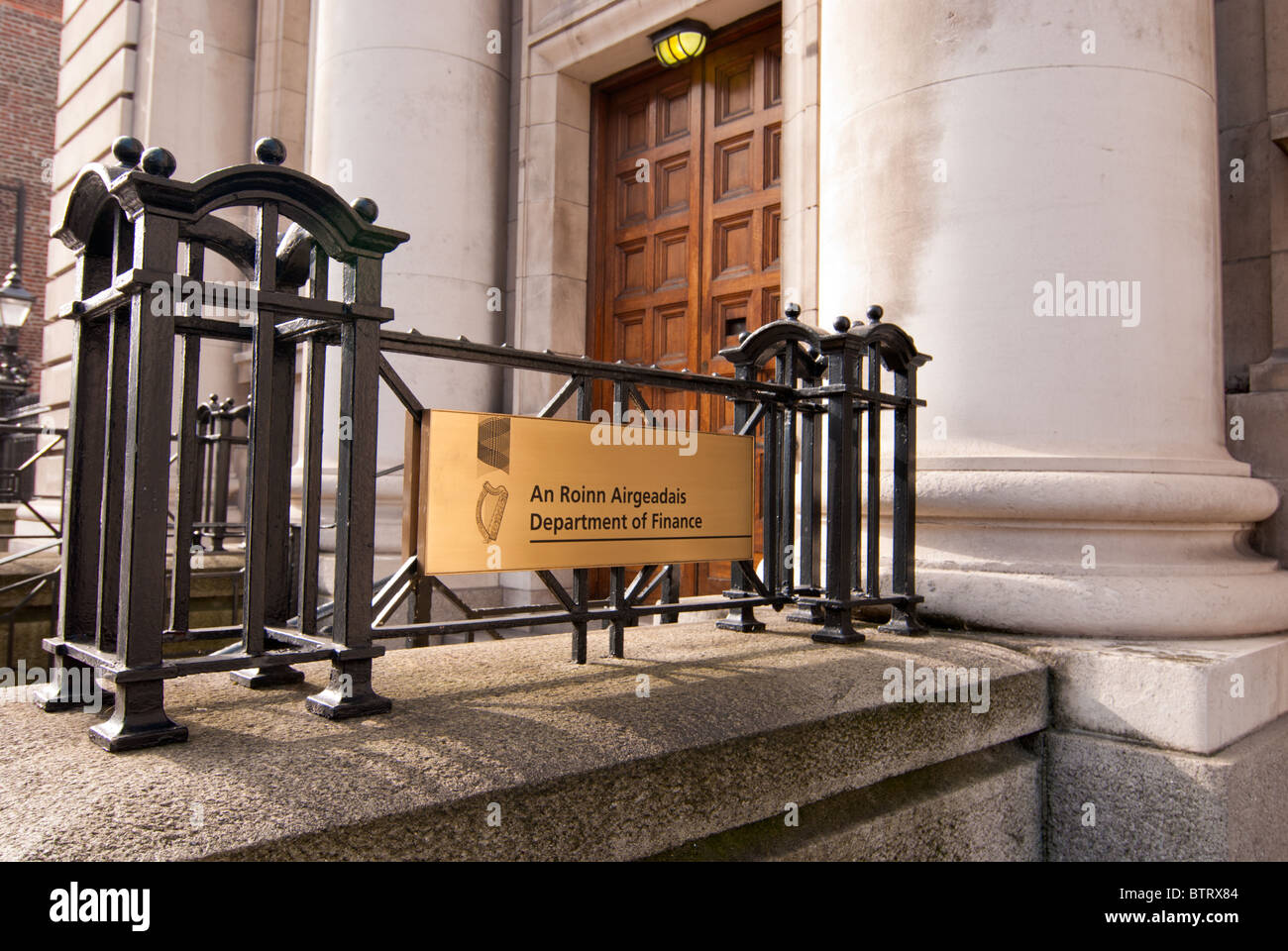 L'ingresso al Dipartimento delle finanze a Dublino, Irlanda. Foto Stock