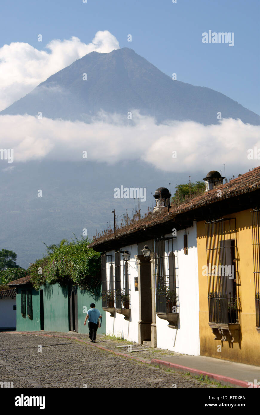 Strada di Antigua, Guatemala, con Agua vulcano in background. Antigua è un sito patrimonio mondiale dell'UNESCO. Foto Stock