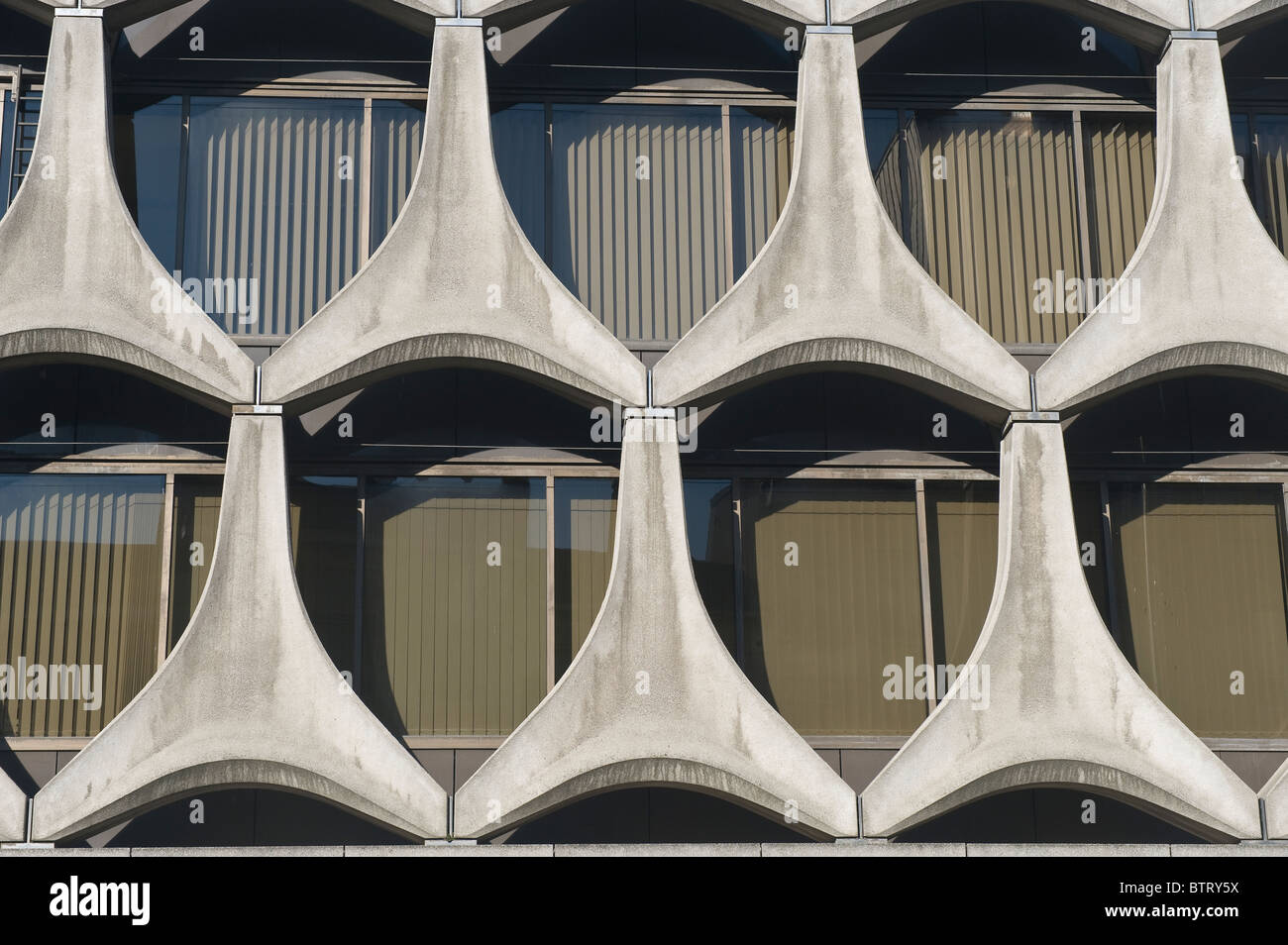 Moderno in cemento della facciata di un edificio, Bruxelles, Brabant, Belgio Foto Stock