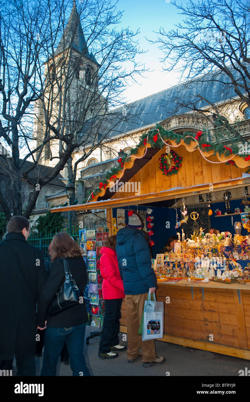 Parigi, Francia, lo Shopping di Natale, il giovane al tradizionale Mercato di Natale, 'Saint Germain des Prés' chiesa Foto Stock