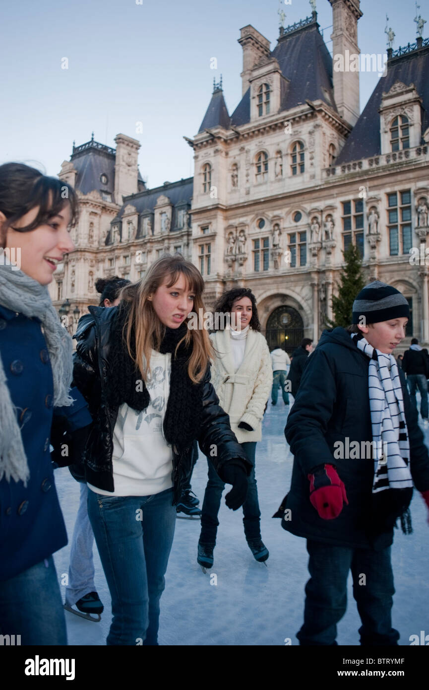 Teenagers Ice Skaters on Public Ice Skating Rink presso Paris City Hall, ("H-tel de Ville"), Parigi, Francia, Foto Stock